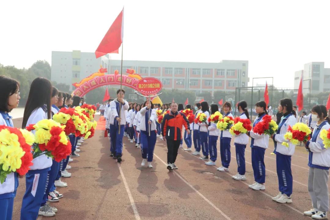 閬中中學(xué)舉行高三學(xué)生成人宣誓儀式(圖5) 閬中中學(xué)舉行高三學(xué)生成人宣誓儀式(圖5)