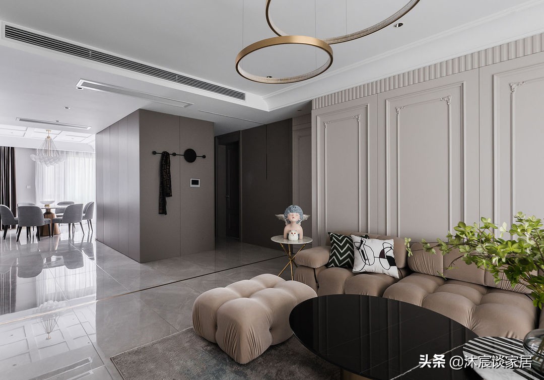 她将现代极简与复古相结合，看似不搭配，但装修效果却非常吸引人