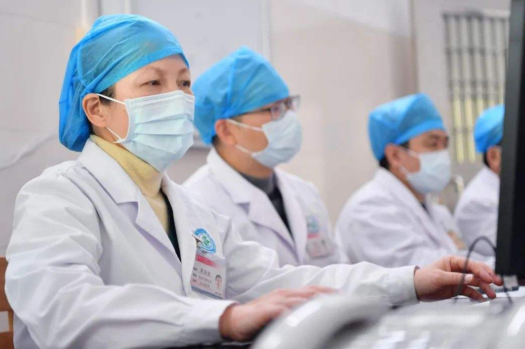 “三无学生”的辛酸：每年几十万医学生毕业，可多数人都忙着转行