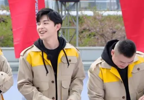 邓伦偷税1.06亿的背后，家庭背景也被扒出，高开低走比较可惜