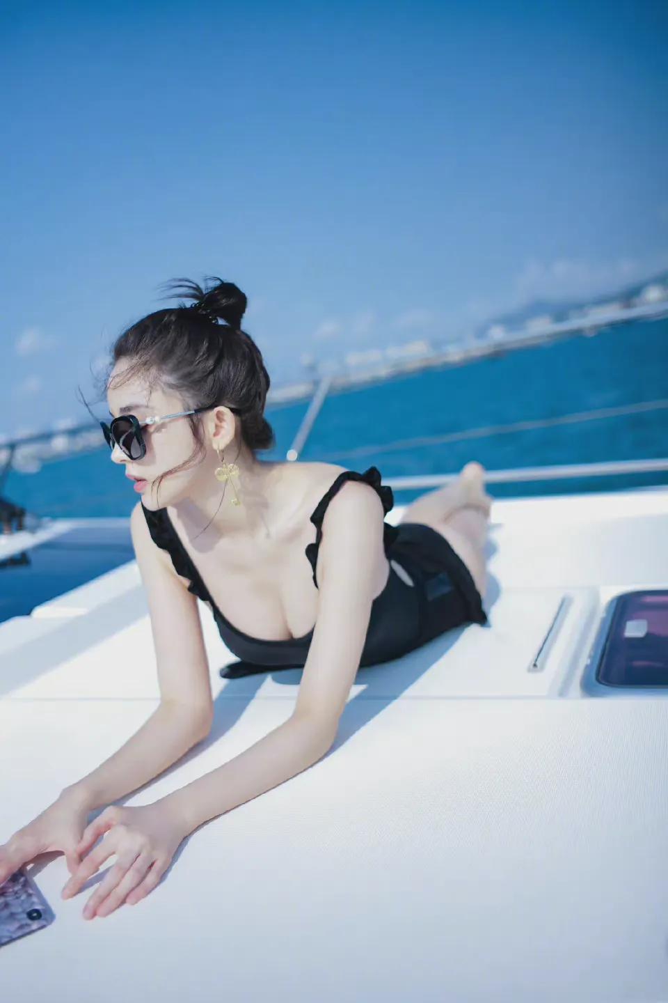 美女古力娜扎露背泳衣美照，趴在游艇上，皮肤白到发光