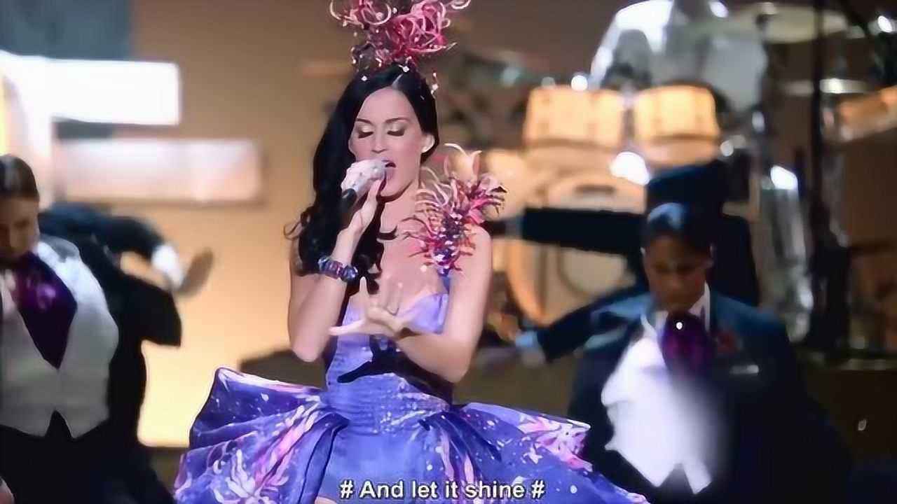 维密秀砸重金请大牌歌手，2012年嘉宾最给力，24岁蕾哈娜开演唱会