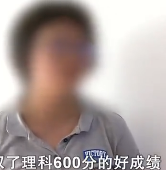 女儿考上重点大学，入学前却要求父母离婚，只为帮老实父亲出口气