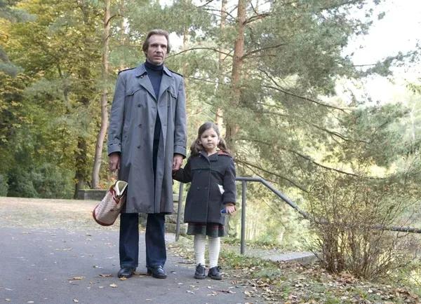 15岁少年和36岁女邻居的秘密恋情，这部R级电影成了经典