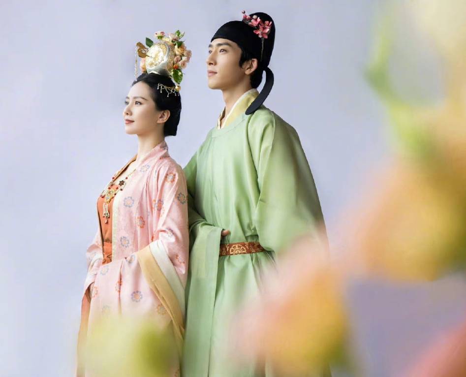 谷爱凌复古晚礼服太惊艳了！背后的经纪人竟是大雷哥