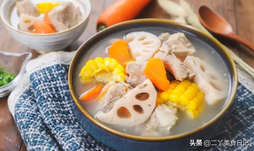 莲藕焯水只加清水，难怪发黑不爽脆，多加1味料，莲藕清脆又爽口