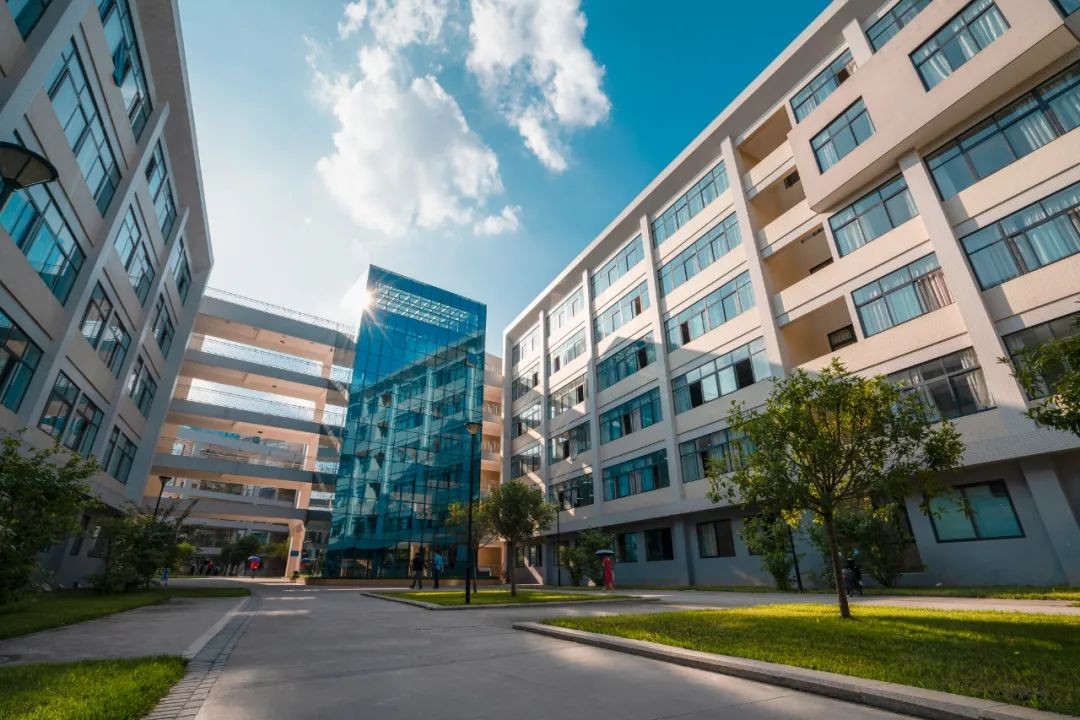 “恐龙”守候，坐拥4大食堂、水上图书馆！2022，成都理工大学等你来！