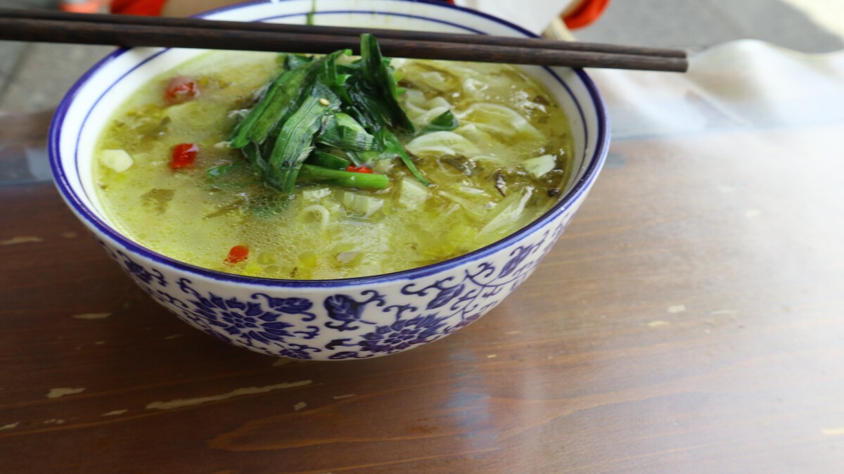 上海男子去汉中旅游，吃饭点5个菜，结账时确认三遍，以为看错了