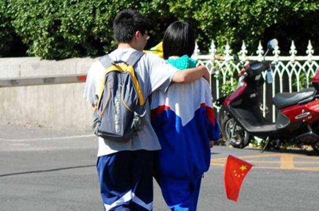 为防止中学生早恋，校长设计出一款“特殊校服”，真是用心良苦