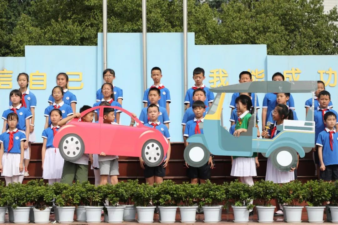 成都市双流区棠湖小学举行“交通安全主题”升旗仪式