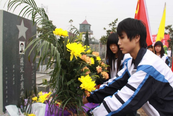 烈士子女高考享特权？可以加20分引网友不满，女孩的话霸气回击