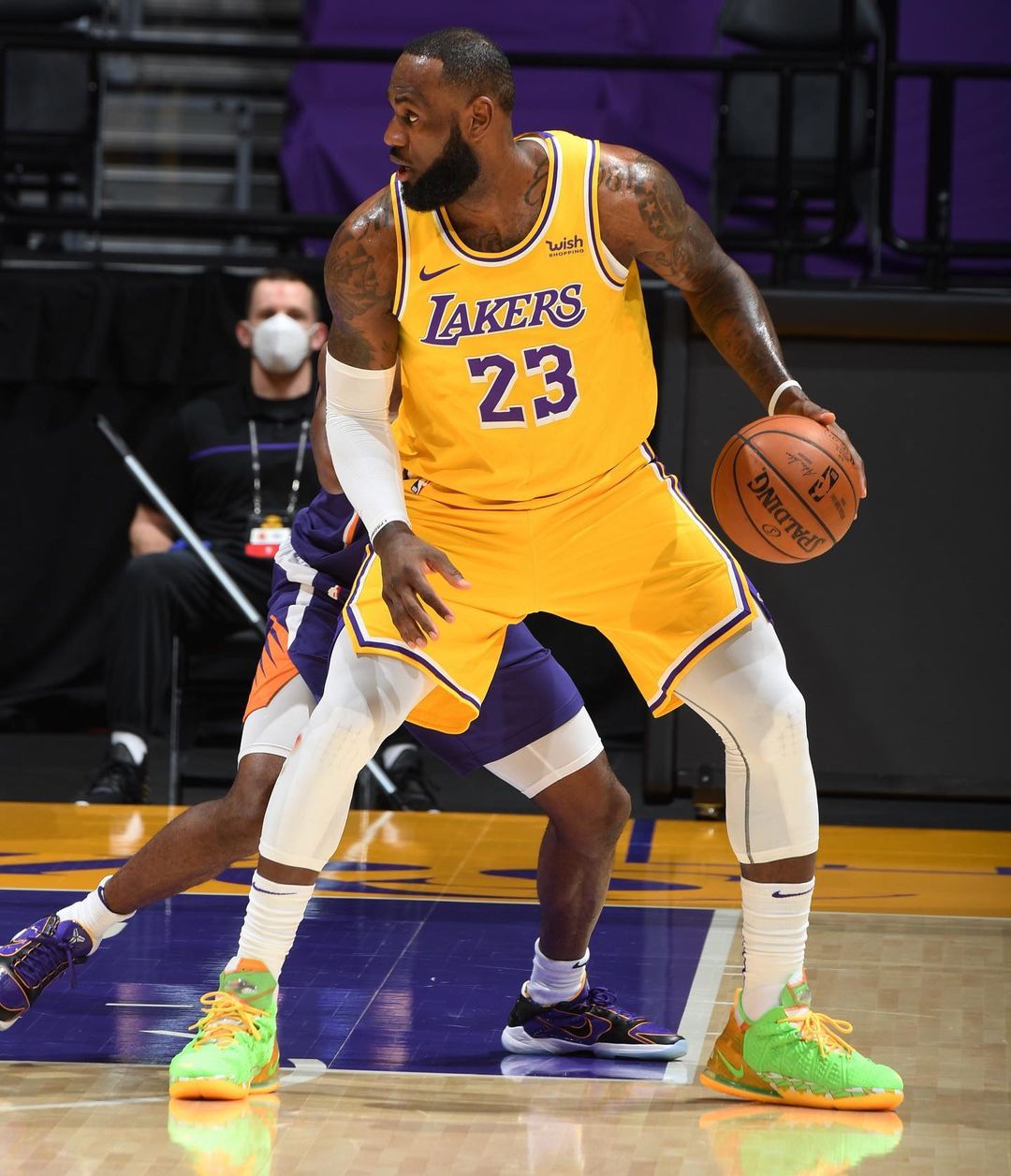 有哪些nba球星有签名球鞋(威少利拉德詹姆斯等全明星球员NBA赛场上脚了哪些签名篮球鞋？)