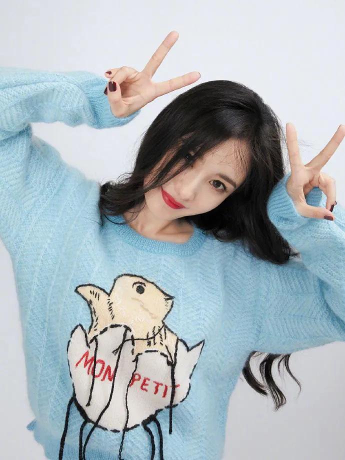 杨幂双尾麻花辫少女风—清新装扮，青春靓丽，俏皮灵动