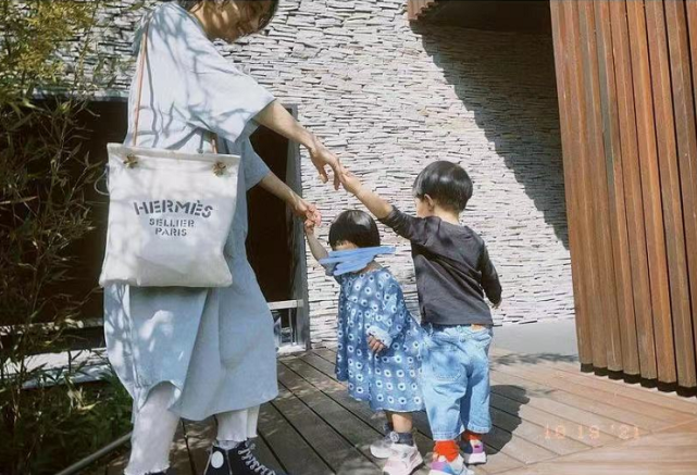 林宥嘉陪老婆儿女公园玩耍，抱儿子爬梯子，还帮孩子洗餐具超温柔