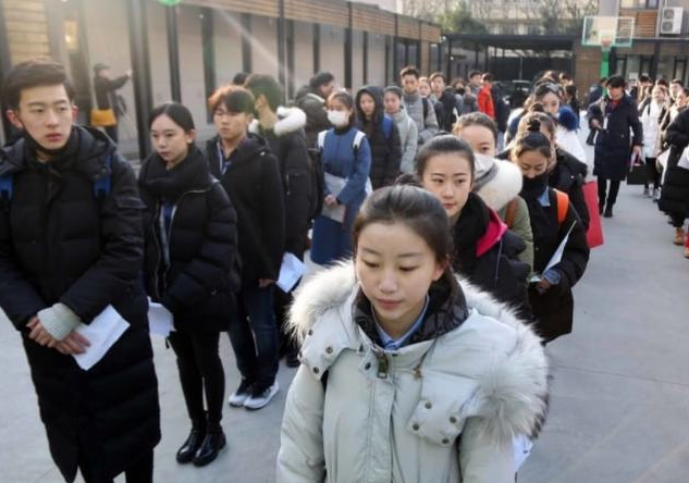 河南90后女生因“青绿腰”火了，一舞出经典，让人过目难忘