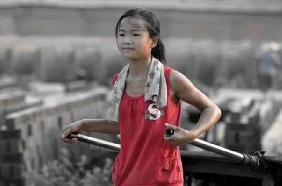 河南侏儒女孩靠短视频吸粉600万,嫁1米8丈夫后遭抛弃,如今怎样