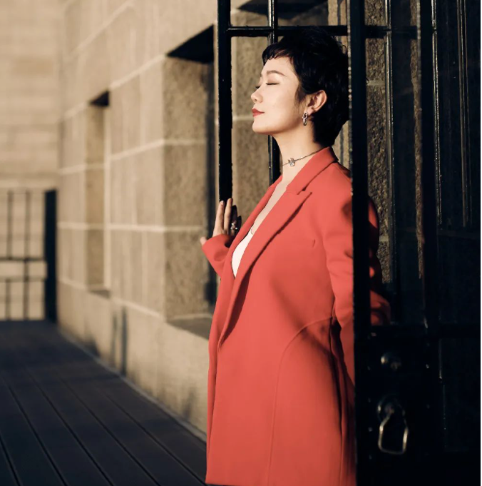 她保送名校上大学，曾任职上海市委宣传部，如今成为女神总裁，和胡歌是挚友！