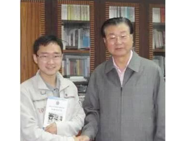 高考作文得6分，字体无人能识却被破格录取，但他一手好牌打稀烂