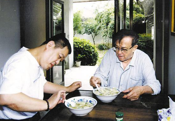 导演谢晋：三个儿子死得死病的病，黄连都没我的生活苦