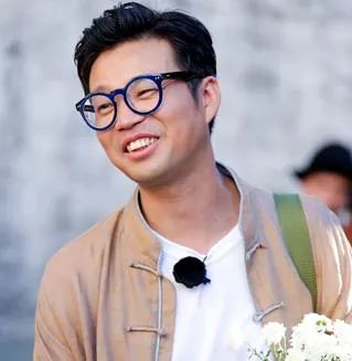 要钱没钱，要貌没貌！7位丑男演员娶的老婆，一个比一个漂亮