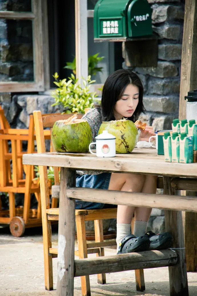 张子枫《#向往的生活#》私服解析七则，简约日常的夏日搭配！ ​​​