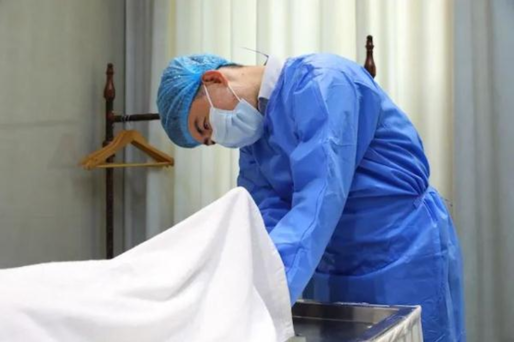 95后入殓师陈韵秋：每年处理400具遗体，从不用手直接触碰尸体