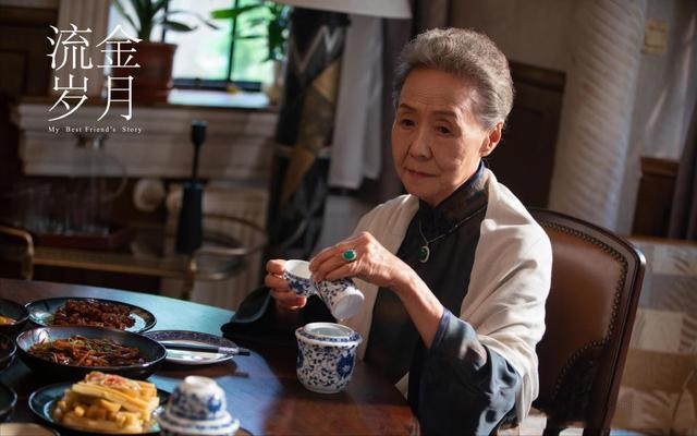 “优雅奶奶”吴彦姝气质真好，旗袍配披肩温婉端庄，83岁风采依旧