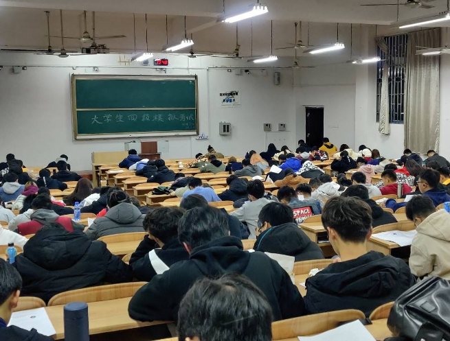 高校不允许大一新生报英语四级？对此还是理解的，毕竟名额有限