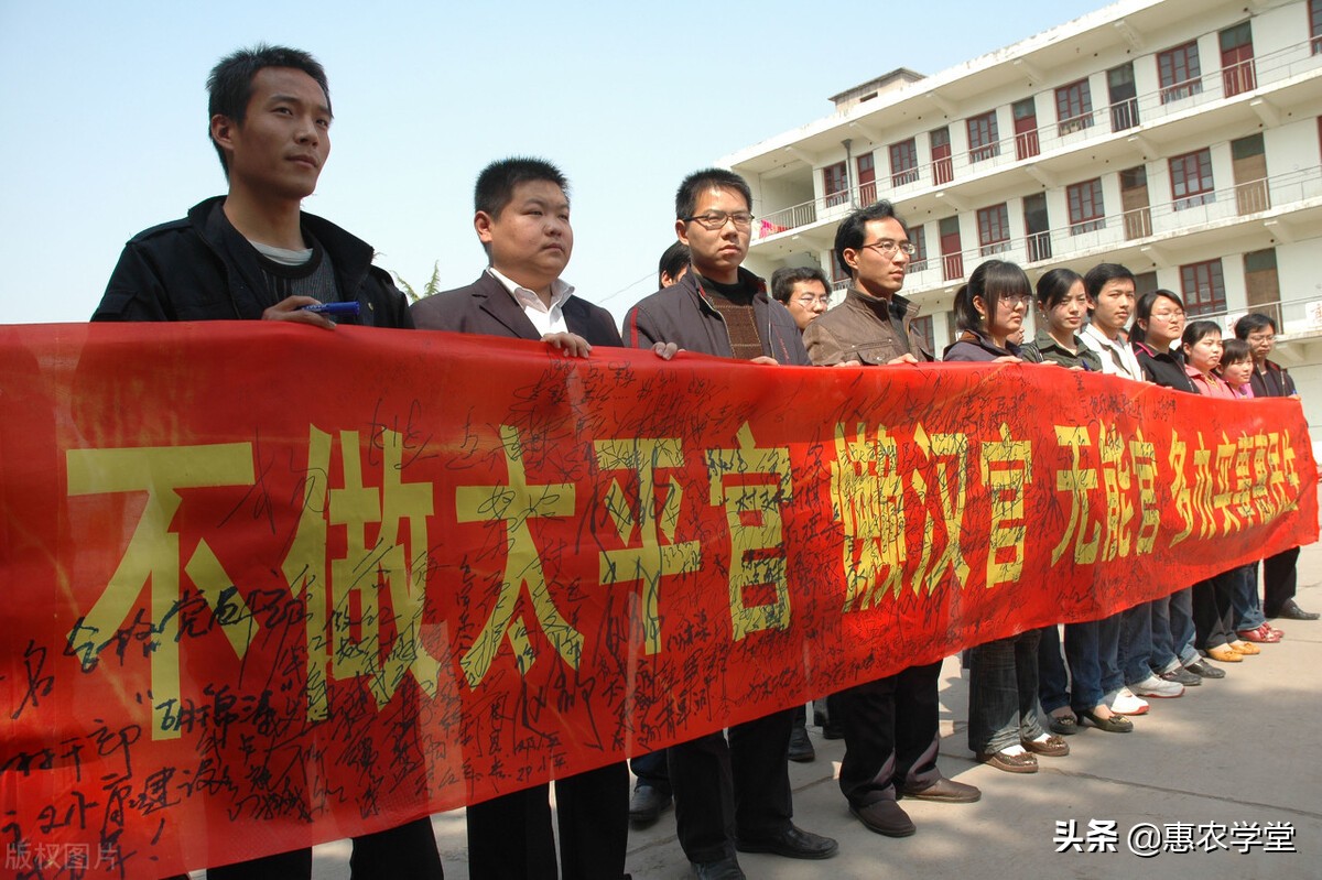 农村村干部几年换一届？退休后有补贴吗？补多少？一文为你解读