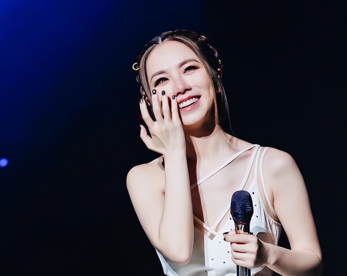 邓紫棋的心酸情史，苦等林宥嘉9年等来一首说谎，出歌内涵华晨宇