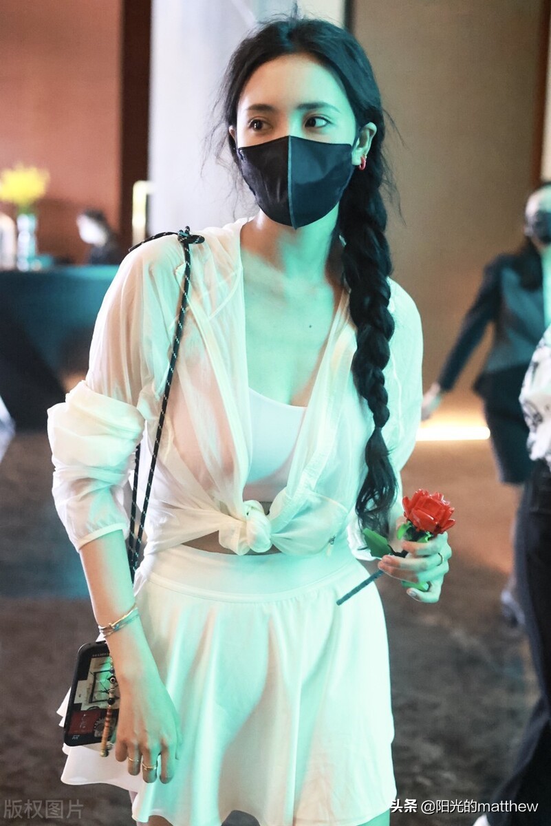 街拍：王紫璇肩挎手机斜扎麻花辫如邻家小妹