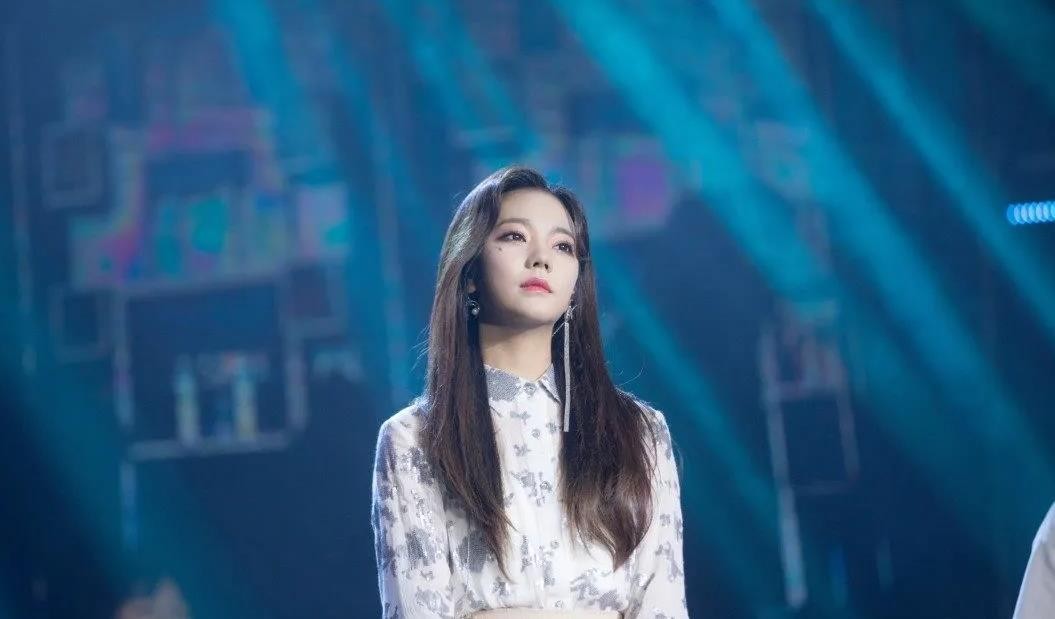 中传毕业科班出身，靠选秀搭档杨超越出道，后转行演戏屡遭吐槽