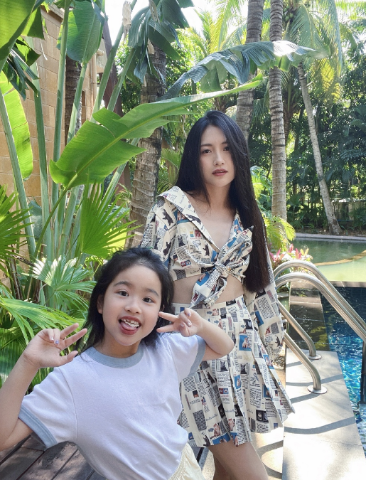 包贝尔女儿晒照，7岁饺子穿妈妈毛衣踩高跟鞋跳舞，扮成妈妈翻版