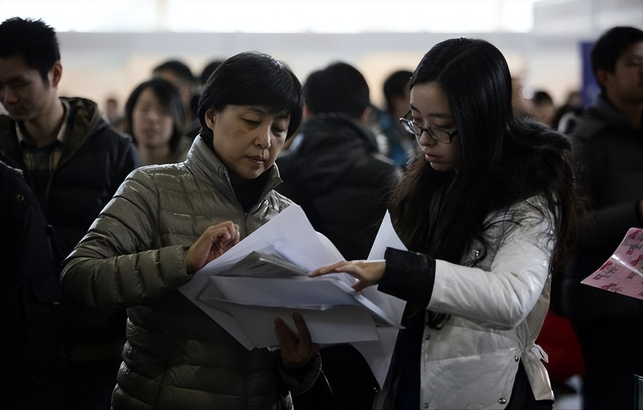 孩子考研顺利上岸，父母发朋友圈祝贺，评论泼冷水：毕业等于失业