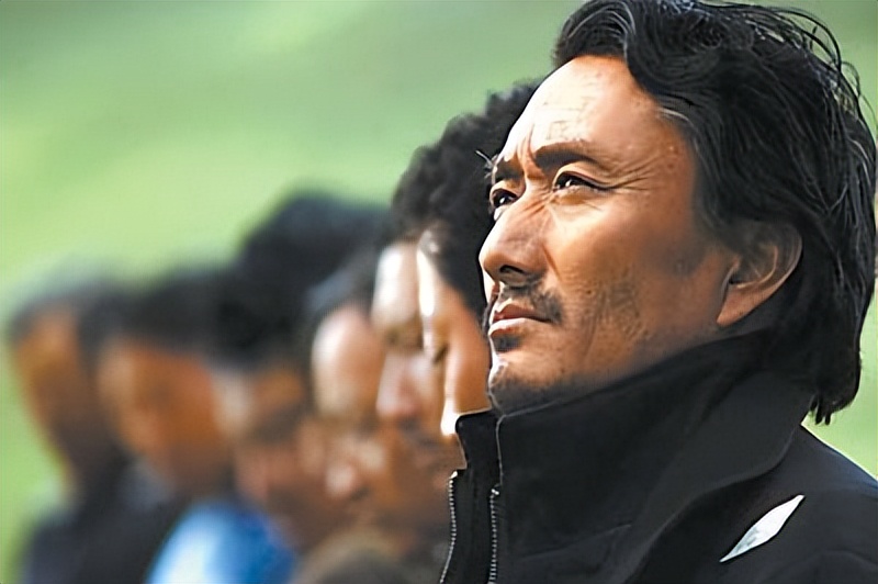 藏族演员多布杰：出道34年不开豪车不用助理，老戏骨的坚守和幸福