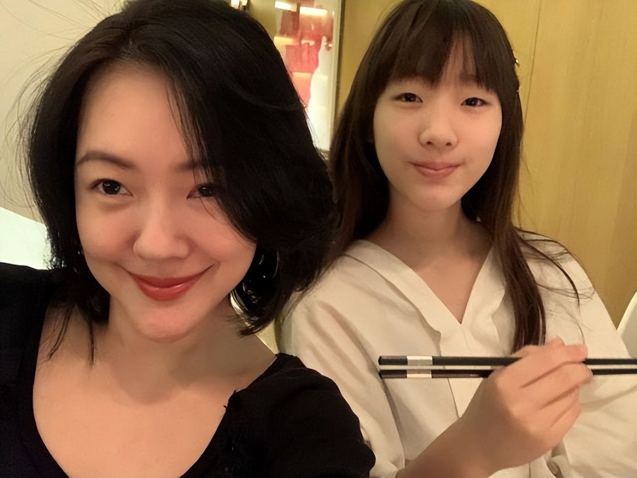 小s二女儿晒自拍，秀直角肩和小蛮腰，14岁Lilly穿扮成熟颜值获赞