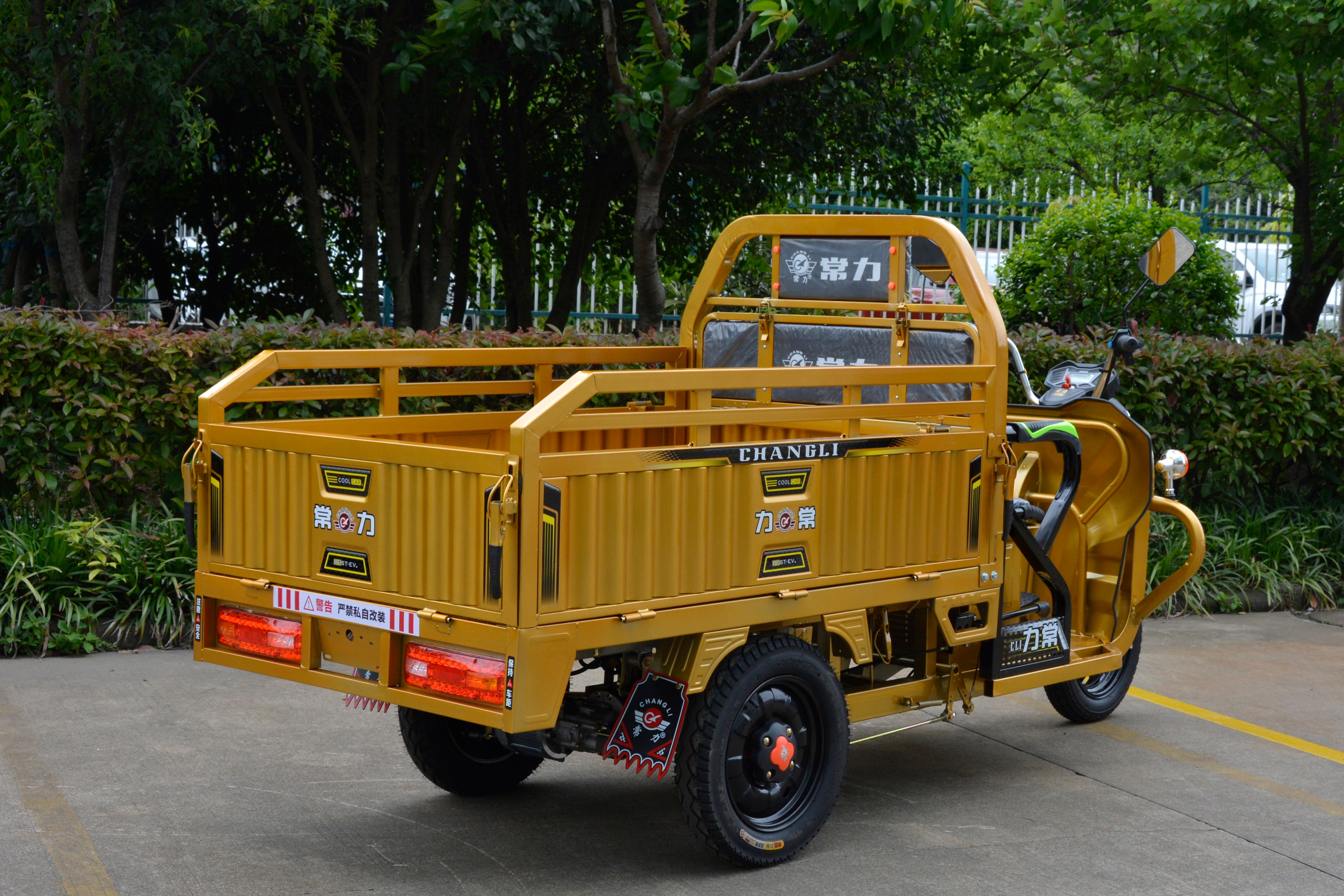 对于货运三轮车来说,车架和结实度,车厢的耐用度,非常重要,这直接关系