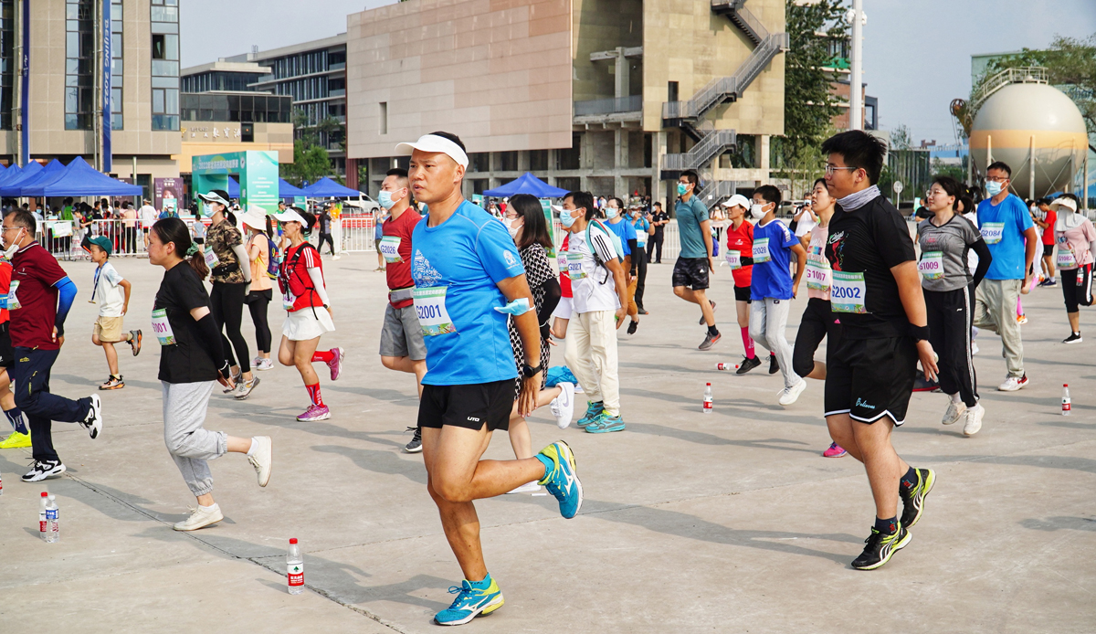 2022年北京市民定向越野赛在首钢园举办2个组别600余名市民参赛