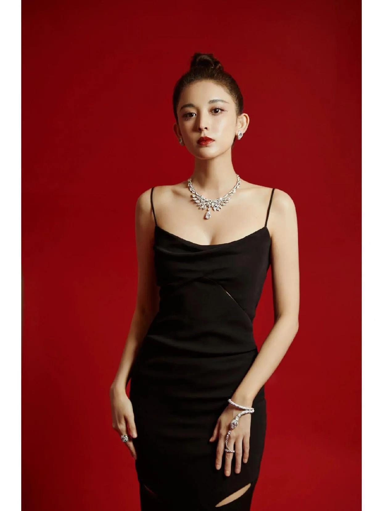 古力娜扎与迪丽热巴同穿黑色连衣裙，你们觉得谁更有魅力呢？