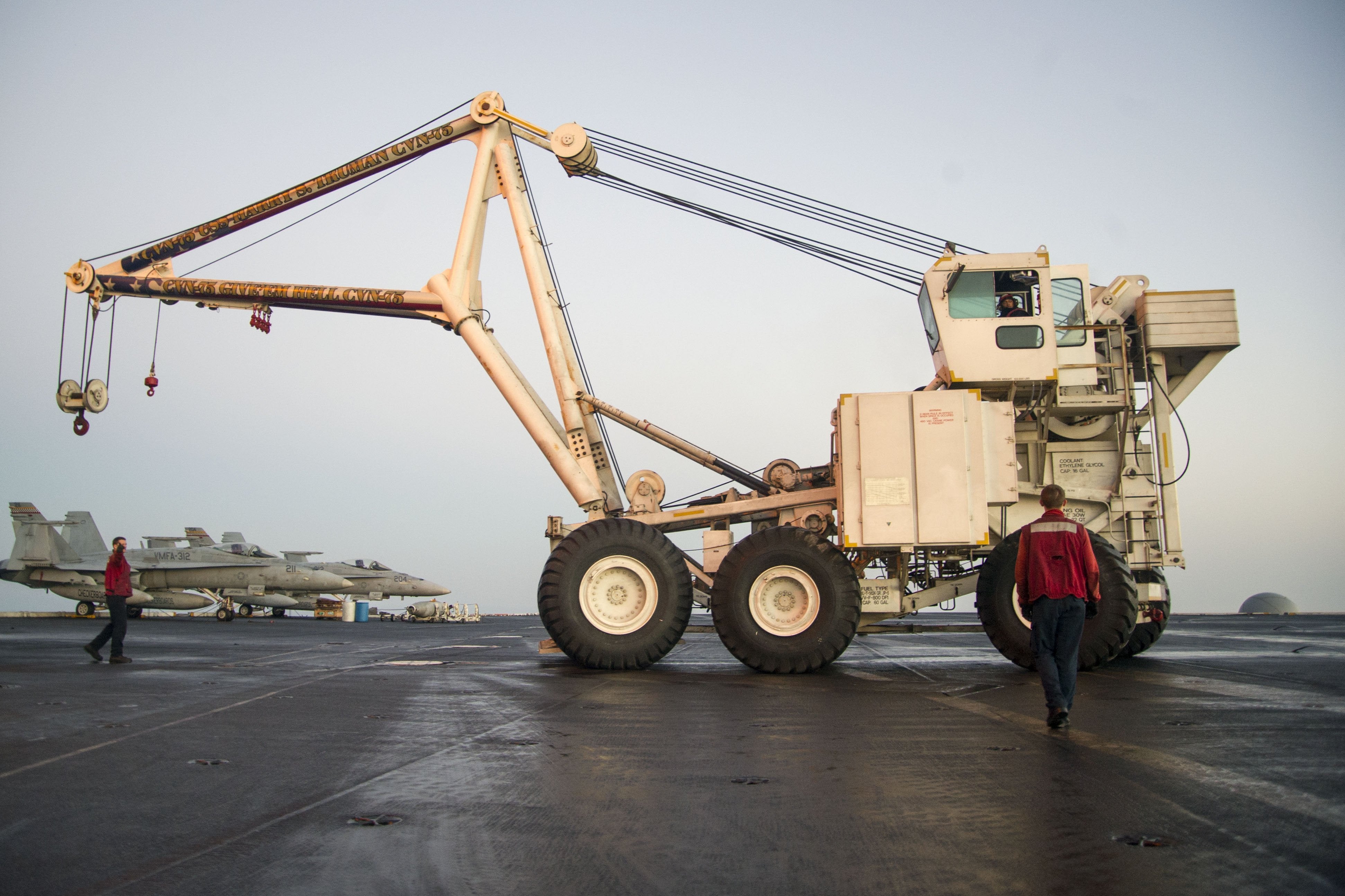 ���죬һ��F-35C���Ϻ�׹�٣�����������