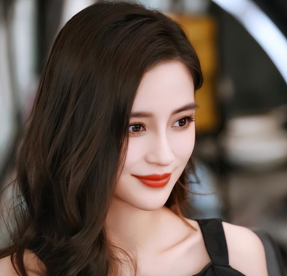 杨颖离婚后首次出现在荧幕，脸颊消瘦眼睛红肿，哽咽坦言尝试挽留