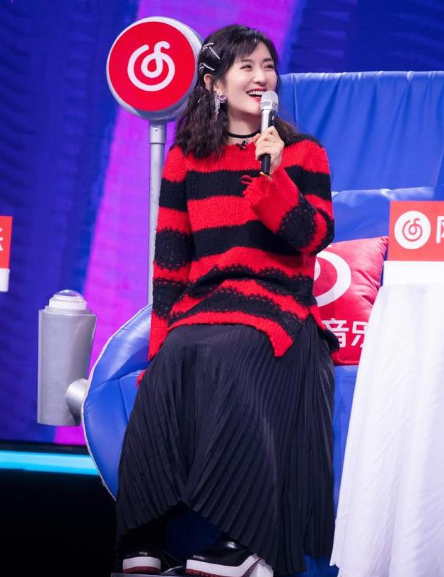 “谢娜”的衣品终于逆袭！穿牛油果绿棉服配运动裤，减龄如同18岁