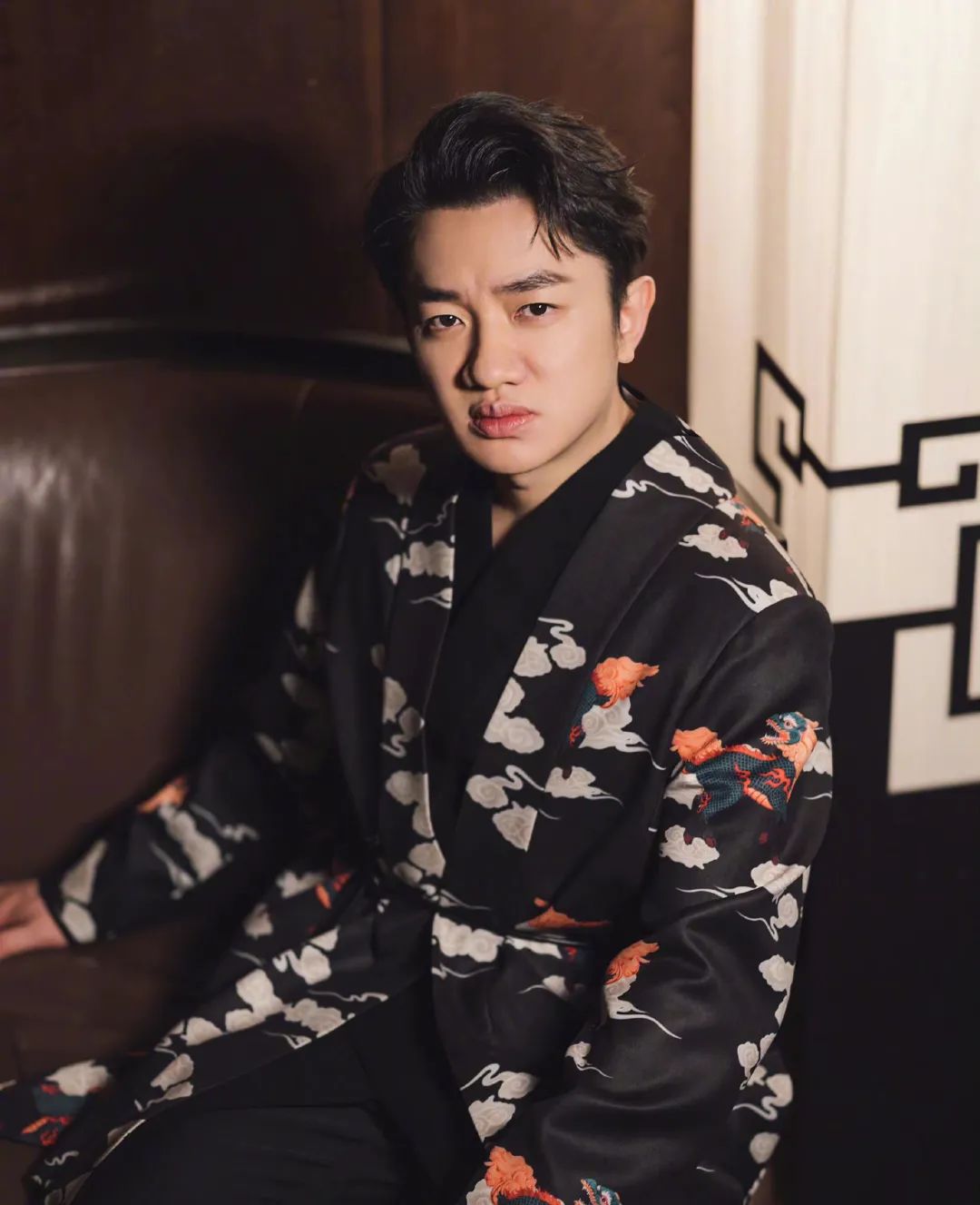 王祖蓝乘飞机变新冠密接者，集中隔离丢了工作，工作室发文报平安