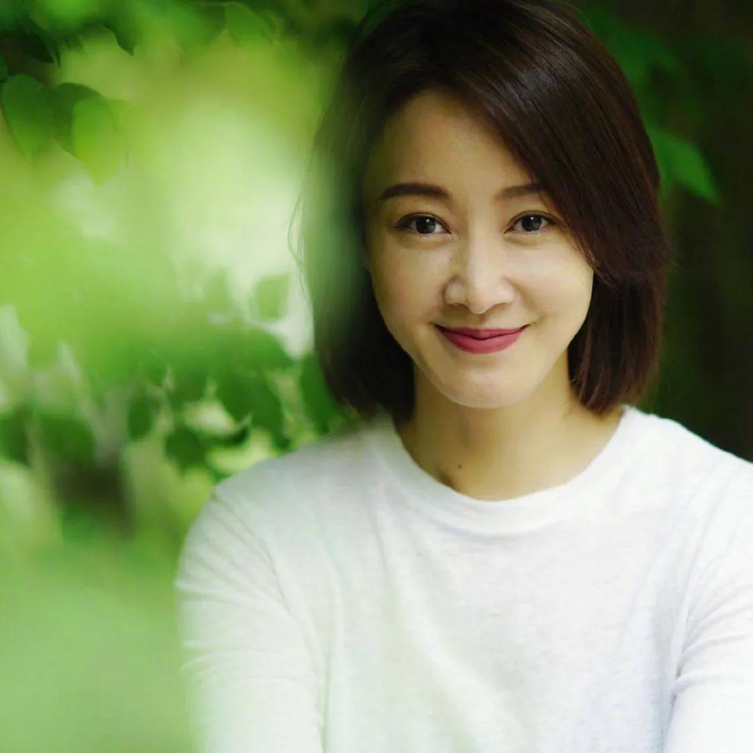 演员赵子琪，聚会时聚来一个老公，两个女儿也幸福