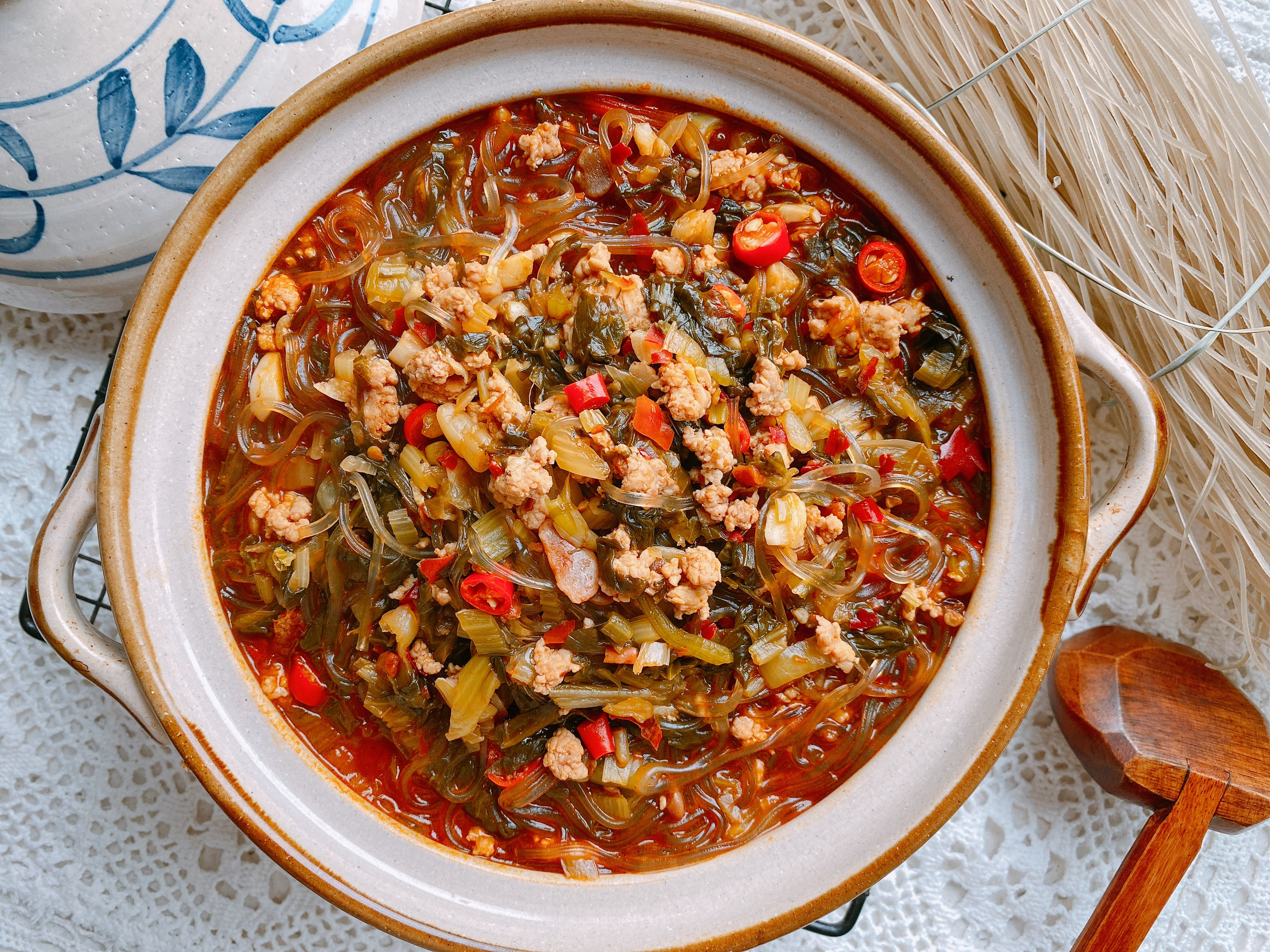 喜欢吃红薯粉的要试试这个做法，开胃解馋，比白菜炖粉条还要好吃