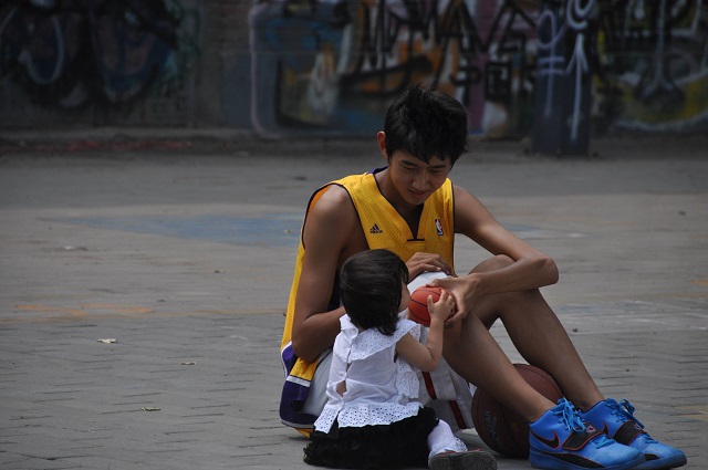 2000年，江苏女工人在车库偶遇收养16岁孤儿，15年后被回报1530万