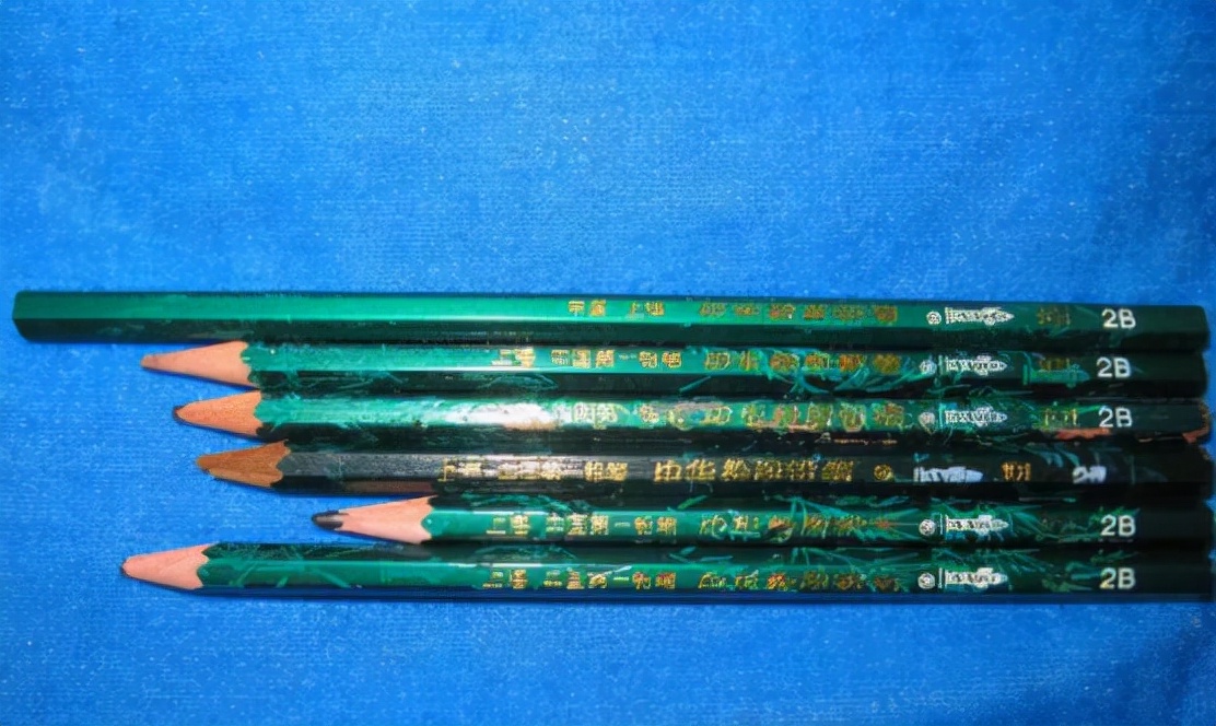 高考为啥规定用2B铅笔涂卡？看完电脑阅卷的样子，或许就明白了