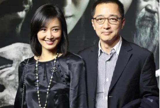 演员赵子琪，聚会时聚来一个老公，两个女儿也幸福