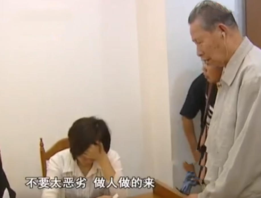 2009年8旬老人将房产证借给孙女，房子被转走，老人：不是亲孙女