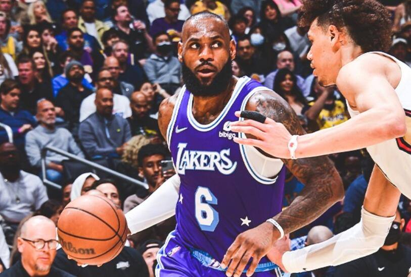 nba为什么会惹詹姆斯(詹姆斯为何被NBA针对？只是资本的产物，37岁的他已榨干所有资源)